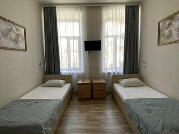 Односпальная кровать в общем мужском номере в Гостинице Happy House Hostel